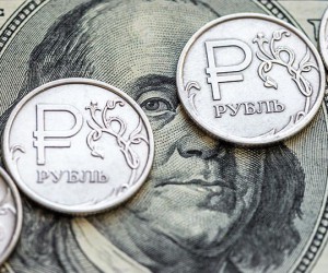 Рубль теряет позиции на фоне оттока средств с развивающихся рынков